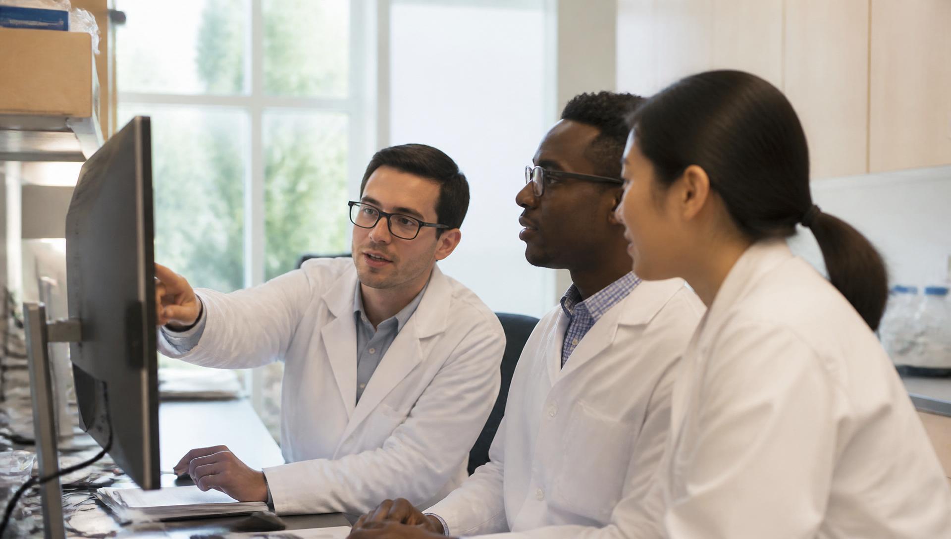 Kihealth scientists collaborating in the laboratory